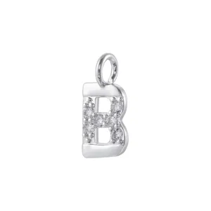 Dettaglio ciondolo lettera B con zirconi cubici scintillanti, accessorio argento.