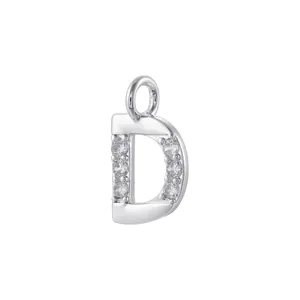 Primo piano del ciondolo a lettera D in rame argentato con zircone cubico scintillante.