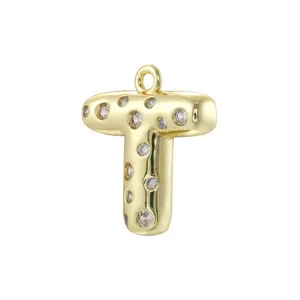 Ciondolo con lettera T paffuta placcato oro con zirconi cubici scintillanti per collane alla moda.