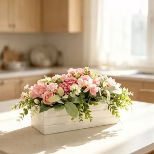 Künstliche Topfblumen-Arrangement mit rosa Rosen in weißer Holzkiste für Heimdekoration.