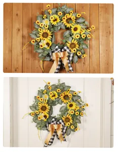 Détail de la couronne de tournesols artificielle avec fleurs jaunes, feuilles et beau nœud.