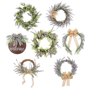 Vista dettagliata di giorlande di lavanda artificiale con fiocchi in juta per decorazioni.