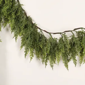 Guirlande de cèdre de Noël artificielle, vigne de pin verte luxuriante pour décoration.
