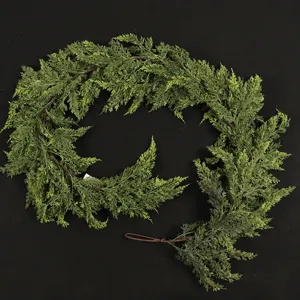 Guirlande de cèdre de Noël artificielle, vigne de cyprès verte pour la décoration de fête.