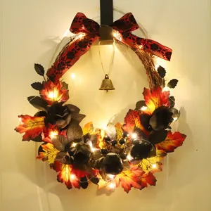 Ghirlanda di Halloween decorativa con rose nere foglie d'acero bacche e luci LED da parete