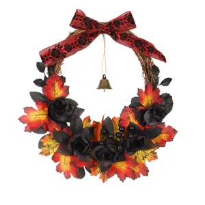 Ghirlanda di Halloween decorativa con rose nere, foglie d'acero e bacche per feste spaventose.