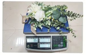 Künstliche Dahlien Rosen Tränen Blumen Dekoration mit Eukalypus für Wandbehang Heimdekor neu.