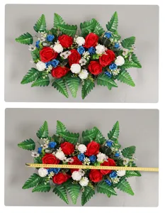 Künstliche Rosen Blumenarrangement mit grünen Farnblättern für Grab- und Türdekoration.