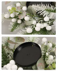 Kerst kaarshouder decoratie met dennennaalden, witte bessen en zwarte metalen schaal.