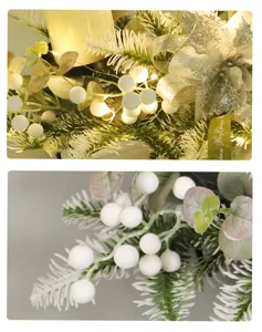 Kerstkandelaar decoratie tafelstuk met dennennaalden en witte bessen voor feestdagen.
