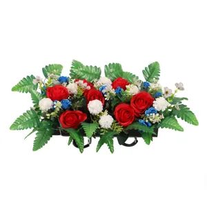 Kunstseide Rosen Blumen Gesteck mit grünen Farnblättern für Tür und Grab Dekoration.