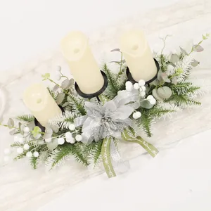 Kerstkaarsenhouder middelpunt met kunstbloemen en bessen voor feestelijke tafeldecoratie