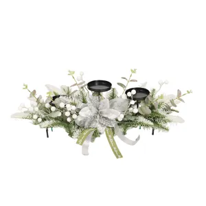 Kerstkaarsenhouder centerpiece met dennennaalden en bessen voor feestelijke tafel