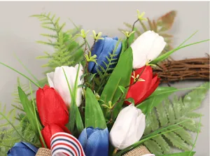 Detailansicht des künstlichen Tulpenkranzes in Rot, Weiß und Blau, ideal für Heimdekoration.