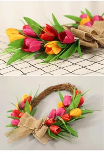 Künstlicher Tulpenkranz Detailansicht, Jute-Schleife und bunte Blumen für Haustürdeko.