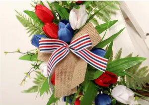 Patriotischer Tulpenkranz mit rot weiss blauen Blumen und Juteschleife fuer die Haustuer.