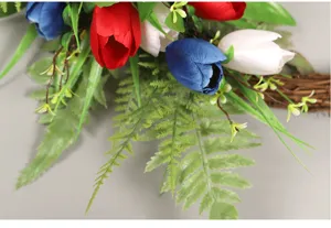 Nahaufnahme des patriotischen künstlichen Tulpenkranzes Detail, rot weiß blaue Blumen.