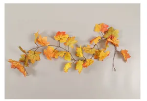 Detalle de guirlanda de hojas de arce artificiales, follaje de otoño muy realista.