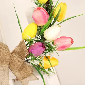 Schöner künstlicher Tulpenkranz mit Jute-Schleife für Haustür Oster-Heimdekoration.