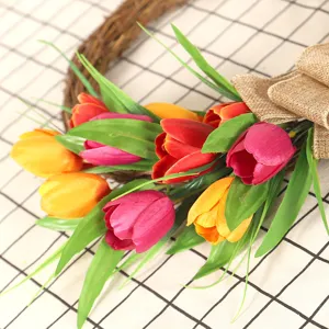 Künstlicher Tulpenkranz mit Juteschleife, Hauptansicht der bunten Frühlings-Türhängedekoration.