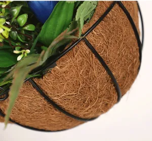 Vue détaillée de panier suspendu de tulipes artificielles avec doublure en coco et fil de fer.