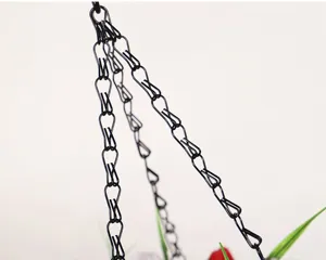 Détail de chaînes de suspension en métal noir pour pots de fleurs et paniers, accessoire de jardin.