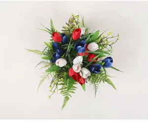 Panier suspendu de tulipes artificielles rouge blanc bleu pour décoration murale de fête.