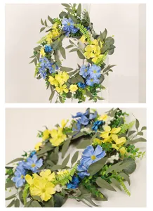 Dettaglio ghirlanda fiori artificiali, cosmee blu gialle eucalipto per decorazione porta casa.