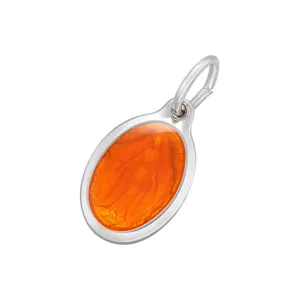 Vue détaillée du pendentif ovale en émail orange translucide figure religieuse accessoire bijoux.