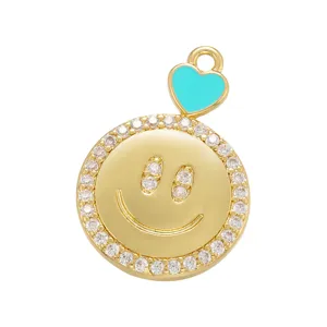 Pendentif smiley en zirconiums micro-serti plaqué or avec cœur turquoise pour bijoux DIY.