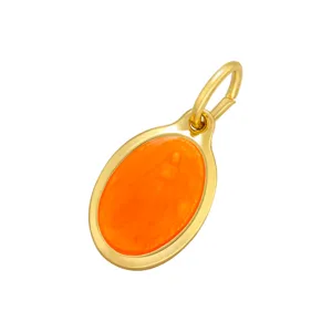 Détail de pendentif ovale plaqué or, accessoire de bijoux portrait émail orange translucide.