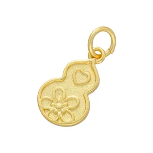 Vue détaillée du pendentif gourde en or mat, accessoire de bijoux DIY avec motif de fleurs.