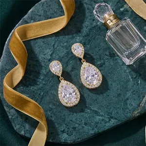 Eleganti orecchini pendenti in zircone cubico dorato, perfetti per stile di lusso.