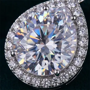 Dettaglio in primo piano di orecchini di pietra scintillante in moissanite.