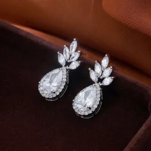 Dettaglio ravvicinato di orecchini pendenti a goccia in zircone con splendido micro-pavé.