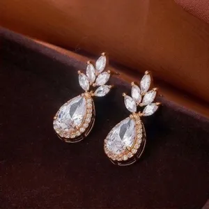 Primo piano dettagliato di eleganti orecchini pendenti in zirconia rosa con pietre.