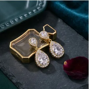 Squisiti orecchini pendenti in zircone a pera placcati in oro gioiello di lusso brillante.