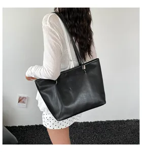 Borsa tote nera classica in pelle PU da donna, grande borsa a spalla minimalista per uso quotidiano.