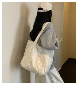 Detailansicht der grossen Bubble-Gaze-Tasche mit Schultergurt und weicher Struktur.