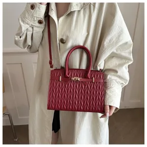 Rote gesteppte Umhängetasche mit Griff oben und Metallschloss Detail für Damen Mode.