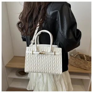 Detailansicht der eleganten weißen gesteppten Umhängetasche mit metallischen Details und Design.