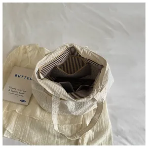 Weiße Seersucker-Tasche mit gestreiftem Innenfutter große lässige Schultertasche für Damen