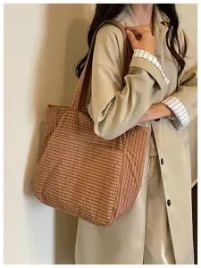 Braune Seersucker Karo Shopper Tasche Detail, leichte große Freizeittasche für den Alltag.