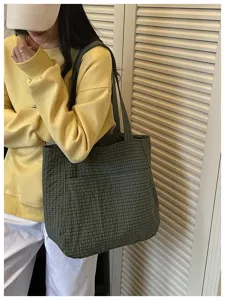 Detailansicht einer dunkelgrünen Karierten Seersucker Shopper Tasche mit großem Fassungsvermögen.