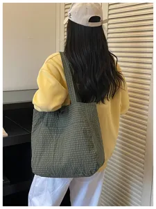 Grüne karierte Seersucker-Tasche Detailansicht, lässige große Schulter-Einkaufstasche.