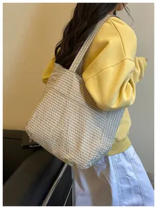 Detailansicht der leichten Karomuster Tragetasche, lässige Schultertasche, Altagstasche.