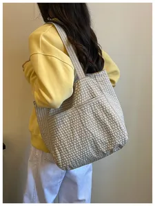 Lässige Karomuster Seersucker Tragetasche Detail, leichte große Schultertasche für Damen.