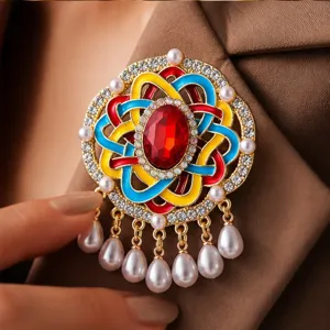 Vintage kleurrijke emaille Chinese knoop broche met parelkwastjes en sprankelende strass stenen.