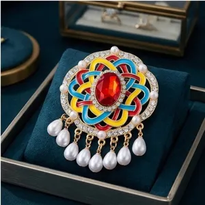 Vintage kleurrijke gevlochten Chinese knoop broche met strass steentjes en parel kwastjes detail.