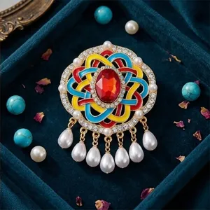 Gedetailleerde close-up van een vintage kleurrijke gewoven broche met strass en parelkwasten.